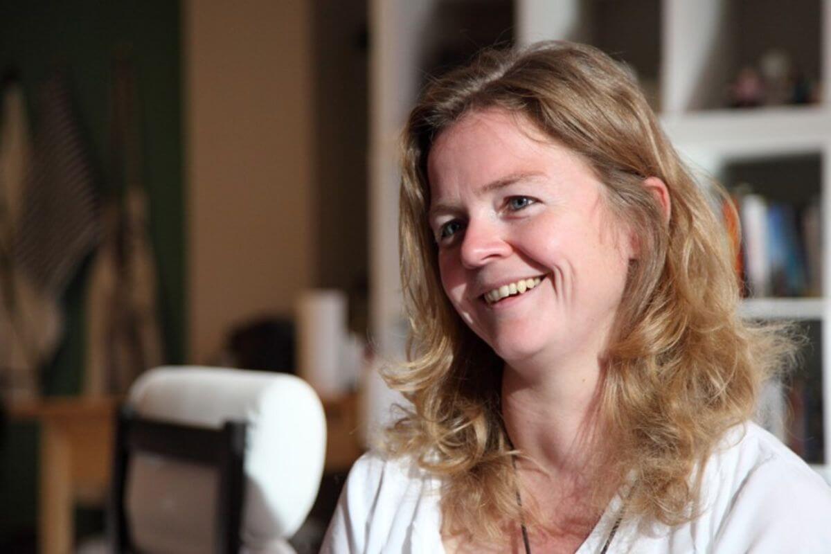 Contentmarketeer Renske in ‘t zonnetje Profielfoto van Renske. Ze kijkt lachend opzij van de camera naar links.