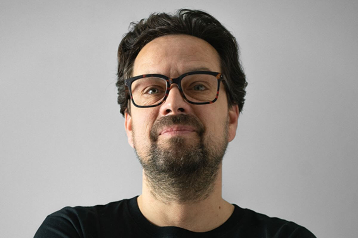 Head of Marketing & Sales Antal Krootjes in 't zonnetje Portretfoto van Antal Krootjes